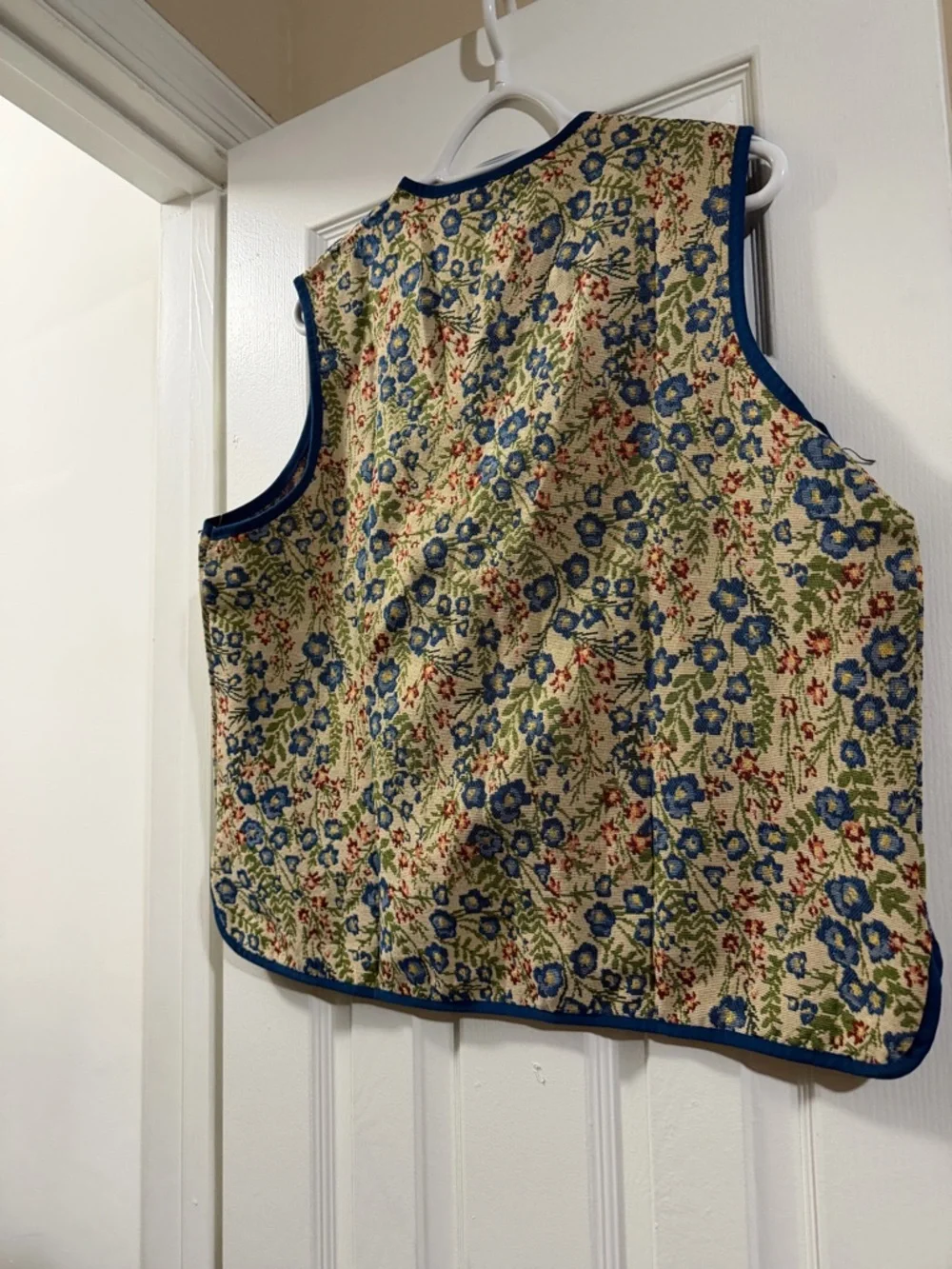 Women’s Floral Quilted Vest with Blue Trim XL NWT - Picture 4 of 5